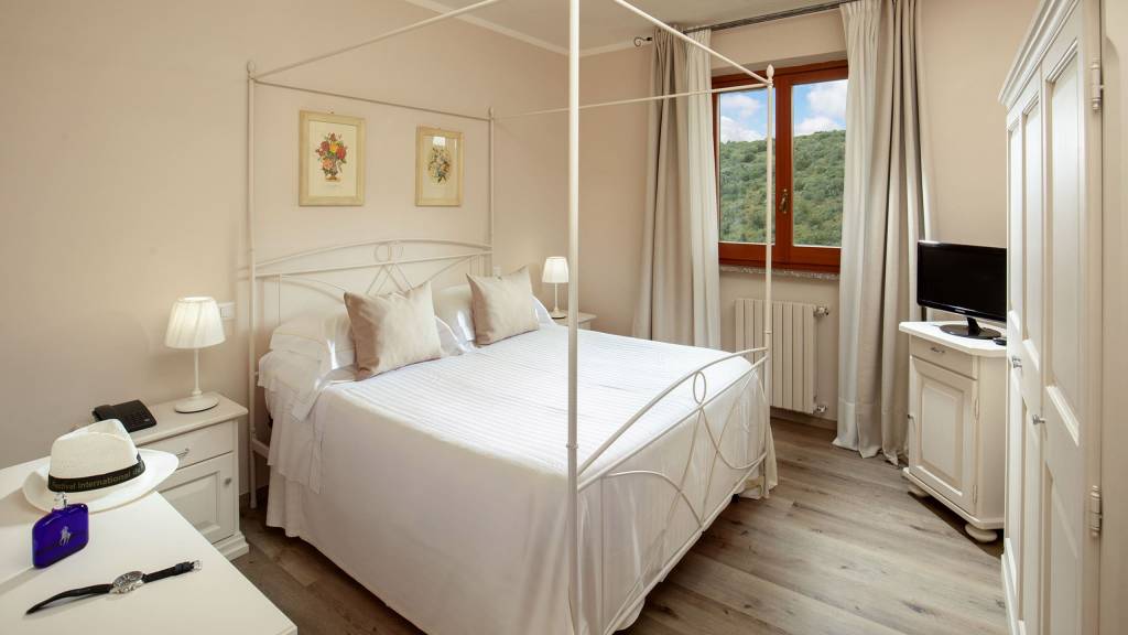 Hotel-Residence-Valle-del-Buttero-Capalbio-Camere-2021-Superior-Collina-letto-3