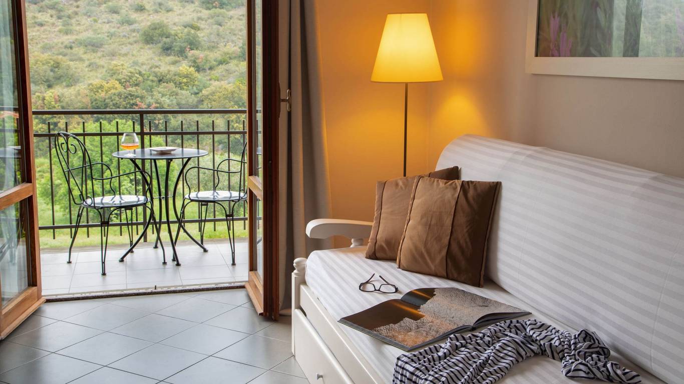 Hotel-Residence-Valle-del-Buttero-Capalbio-Camere-2021-Superior-Collina-soggiorno-2