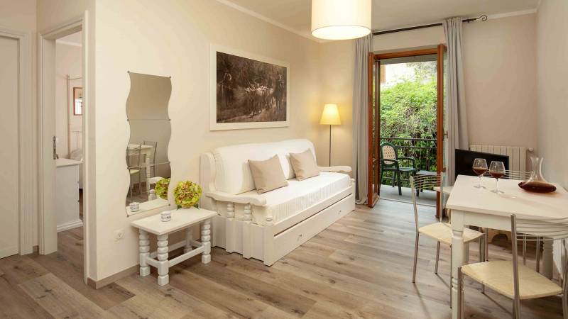 Hotel-Residence-Valle-del-Buttero-Capalbio-Camere-2021-Superior-Primo-Piano-soggiorno-2